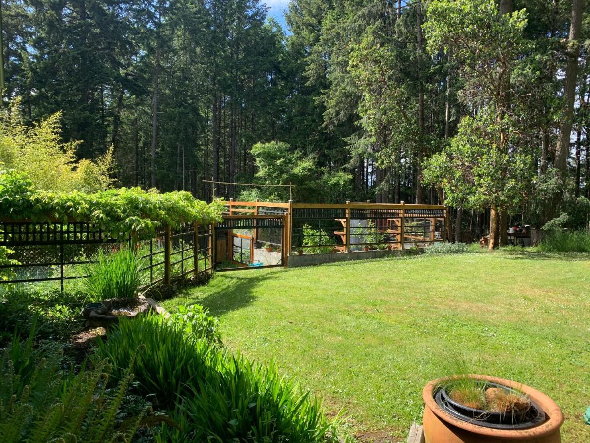 Ganges Salt Spring Carriage House B&B מראה חיצוני תמונה